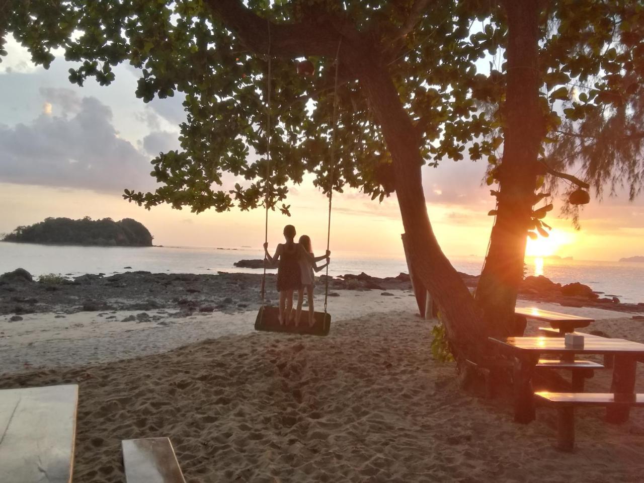 Kohjum Freedom Resort Koh Jum Eksteriør billede